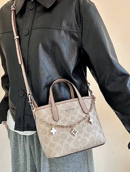 Coach
90 dhs✅
SIZE：18cm

with box
🎁🎁🎁

Zain35
♥️♥️♥️