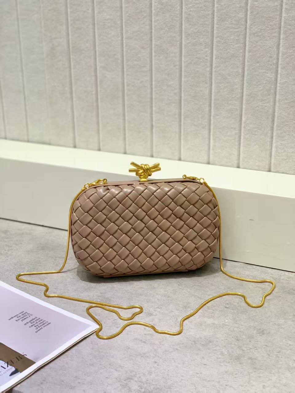 Bottega

100 dhs🇦🇪🇦🇪🇦🇪

High-quality 
with box

Zain35
♥️♥️♥️