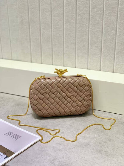 Bottega

100 dhs🇦🇪🇦🇪🇦🇪

High-quality 
with box

Zain35
♥️♥️♥️