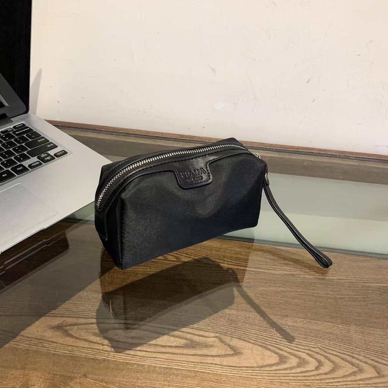 Prada
100 dhs🇦🇪🇦🇪

Zain07
♥️♥️♥️