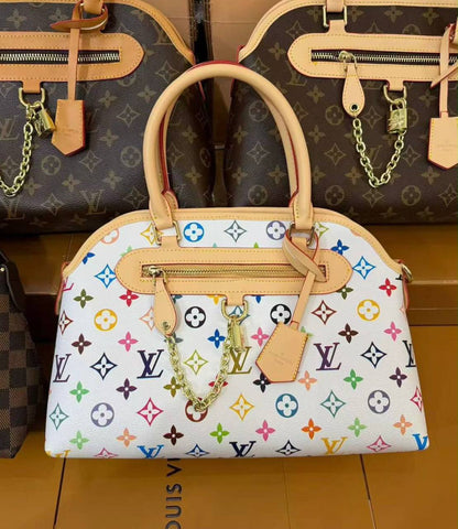 LV
HIGH QUALITY ONE SET 
120 dhs💓

Zain295
♥️♥️♥️