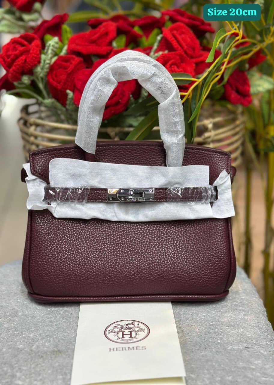Hermes
Good quality 

with box 
🎁🎁🎁

95 dhs💓

Zain186
♥️♥️♥️