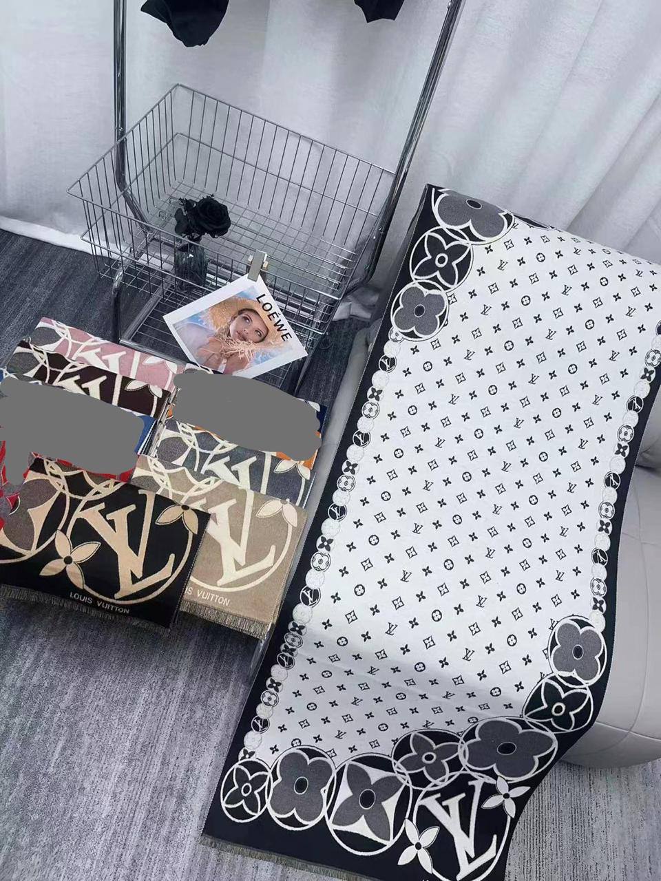 Brand Shawl / Scarf 
Good quality
Size:  180 * 68 cm
45 dhs🪙💕

Zain115
♥️♥️♥️