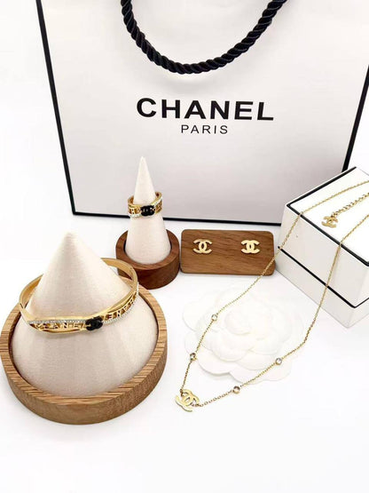 Stainless steel SET 💯*
Necklace ❤️‍🩹
Earring 🍁
Breslat ❣️
Ring 💍 free size
With normal boxes 📦 
And paper bag 🛍️
45 dhs🪙🌨️

Zain216
♥️♥️♥️