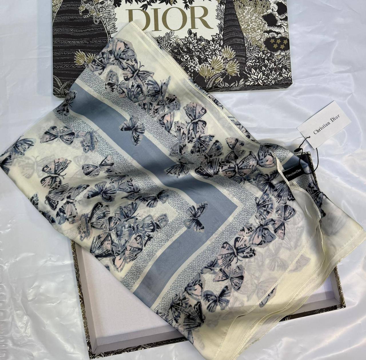 Dior
Silk scarf 
40 dhs✅
55 dhs✅ 

with box
🎁🎁🎁

Zain93
♥️♥️♥️