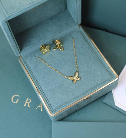 GRAFF
↗️ *Super Master Quality ®️*
Yellow Gold and Diamond Butterfly Necklace & Stud earrings 

*170 dhs🇦🇪🇦🇪* with *Normal* Box & bag

Zain208
♥️♥️♥️