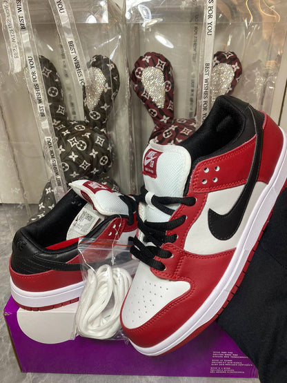 Nike SB Dunk Low 'Chicago' ♥️🤍🖤
36-45 AVAILABLE 🤩
240 dhs❣️

Zain242
♥️♥️♥️