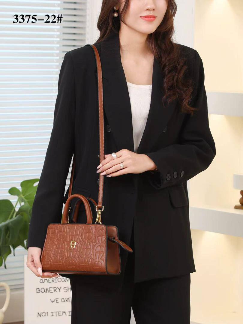 Aigner
115 dhs❤️
SIZE：22cm

High-quality product with a box
🎁🎁🎁

Zain35
♥️♥️♥️