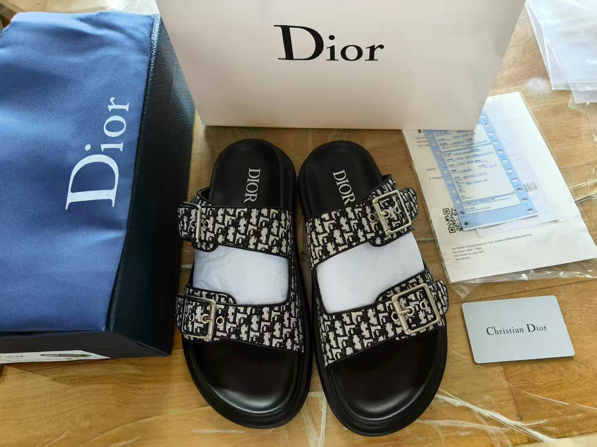 Dior
High quality 
size 40-46 
170 dhs🪙💕

Zain132
♥️♥️♥️