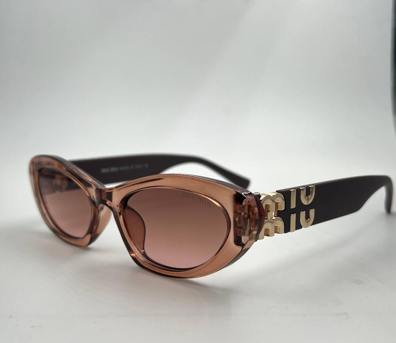 Miu Miu
good quality 💯
With master box 🗃️ 
65 dhs🪙🌨️

Zain273
♥️♥️♥️