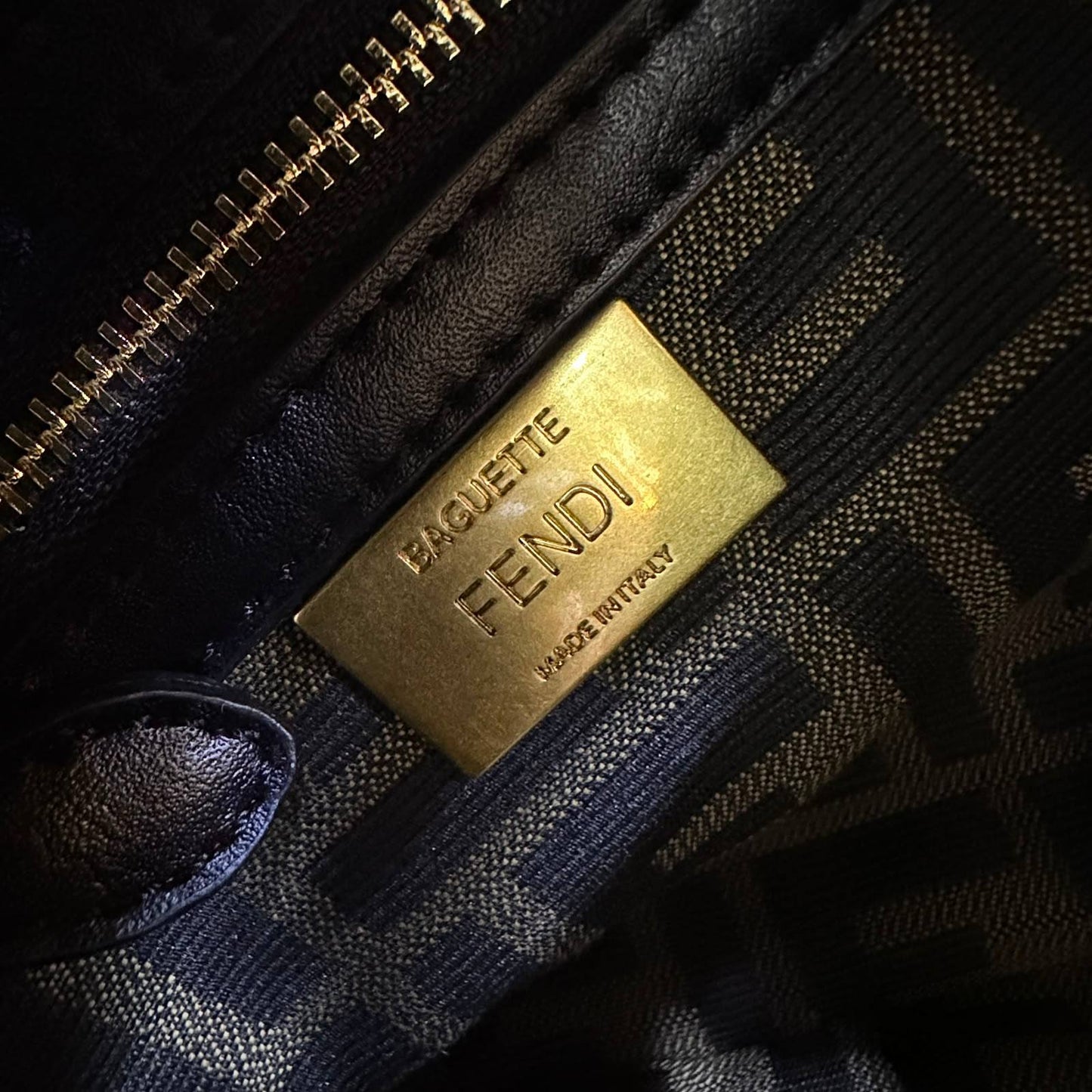 FENDI 
MASTER QUALITY
 WITH BOX 
240 dhs✅

Zain295
♥️♥️♥️
