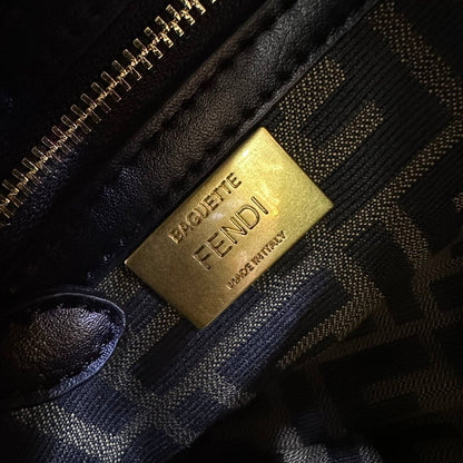 FENDI 
MASTER QUALITY
 WITH BOX 
240 dhs✅

Zain295
♥️♥️♥️