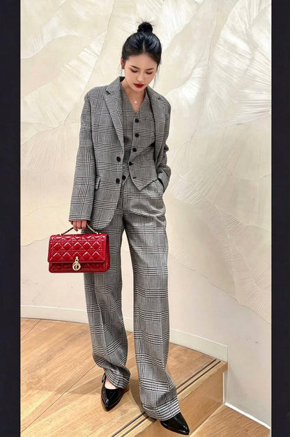 DIOR
GOOD QUALITY 
WITH BOX
100 dhs✅
SIZE: 24cm

Zain295
♥️♥️♥️