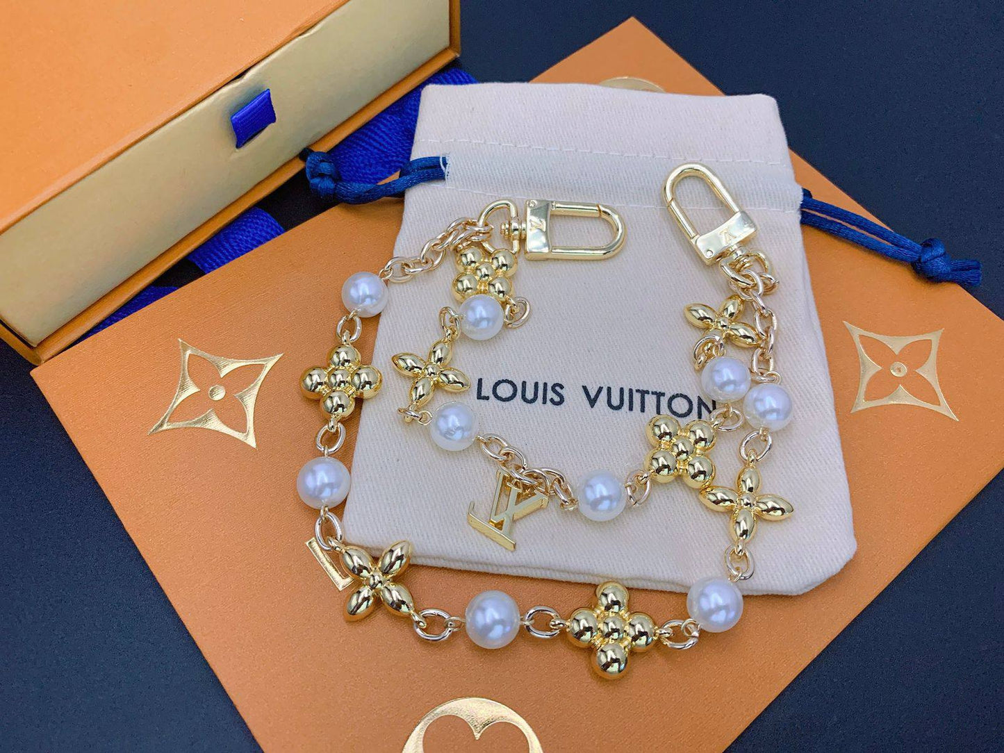 75 DHS❣️
KEYCHAIN AND BAG CHARM
WITH SAME BOX AND PAPER BAG 🛍️🎁

Zain89
♥️♥️♥️