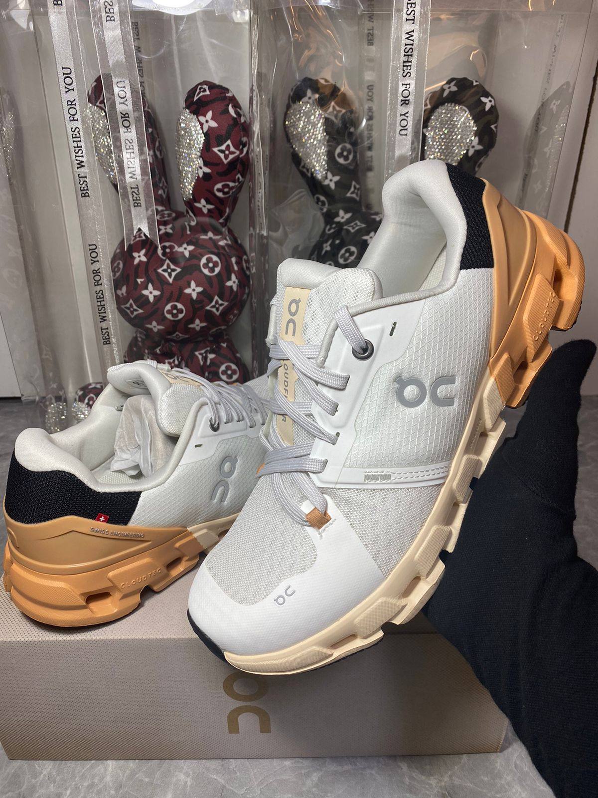 On Cloud FLYER. 🧡
size 36-45 AVAILABLE 😍
210 dhs🗽

Zain242
♥️♥️♥️