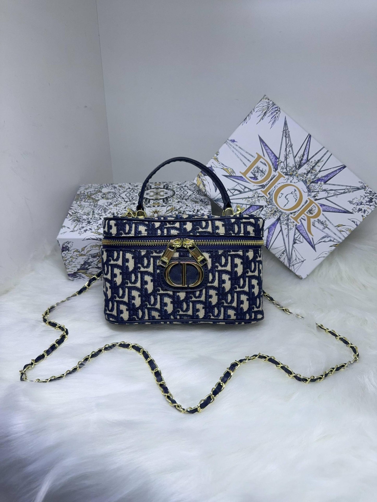 Dior

85 dhs🗽

with box
🎁🎁🎁

Zain38
♥️♥️♥️