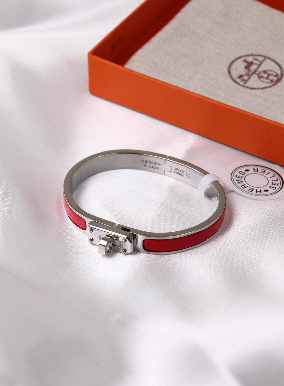 *HERMES*  🧡🐎
    *  ⬆️MINI CLIC KELLY BRACELET
* ⁠↗️ *Super Master Quality* ®️
* ⁠Gold Plated
* ⁠Size 17cm
*125 dhs👑* with *Normal* Box & Bag
*145 dhs👑* with *Orignal* Packaging 🎁

Zain209
♥️♥️♥️
