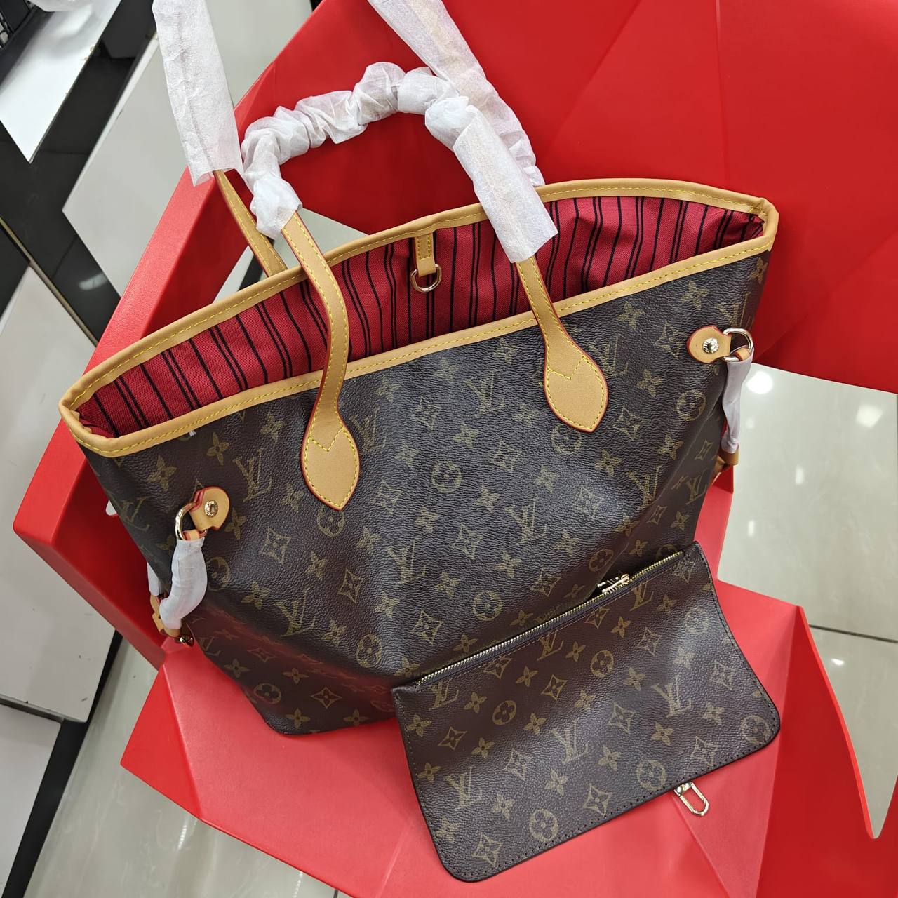 Lv 
100 dhs✅ 

with box
🎁🎁🎁

Zain235
♥️♥️♥️