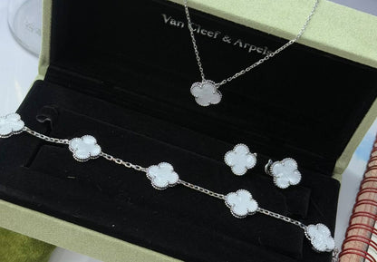 VCA SAT🔥*
Necklace 🍁
Earring✨
Bracelet 🦋
Master quality 💯
With normal boxes 🗃️ 
170 dhs🪙🌨️
With master box 📦 
220 dhs🪙🌨️

Zain216
♥️♥️♥️