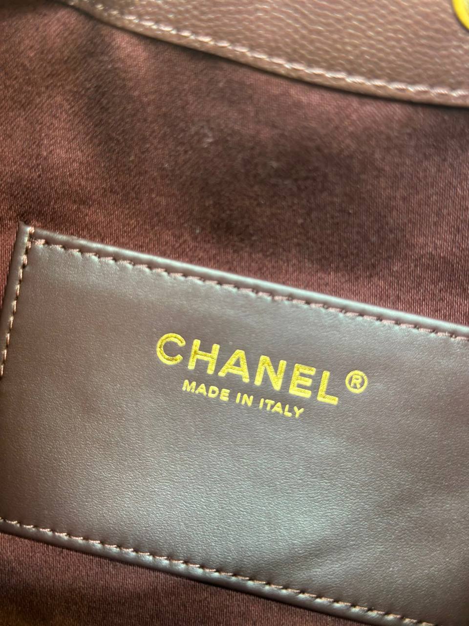 New Arrival 😍
Chanel 25 bag is crafted from dark brown quilted caviar calfskin leather and accented with aged gold-tone hardware❤️❤️
For Price 👇 WhatsApp✅
0568585901 
0507557372
0552275751 Owner Zain 👌

Zain71
♥️♥️♥️