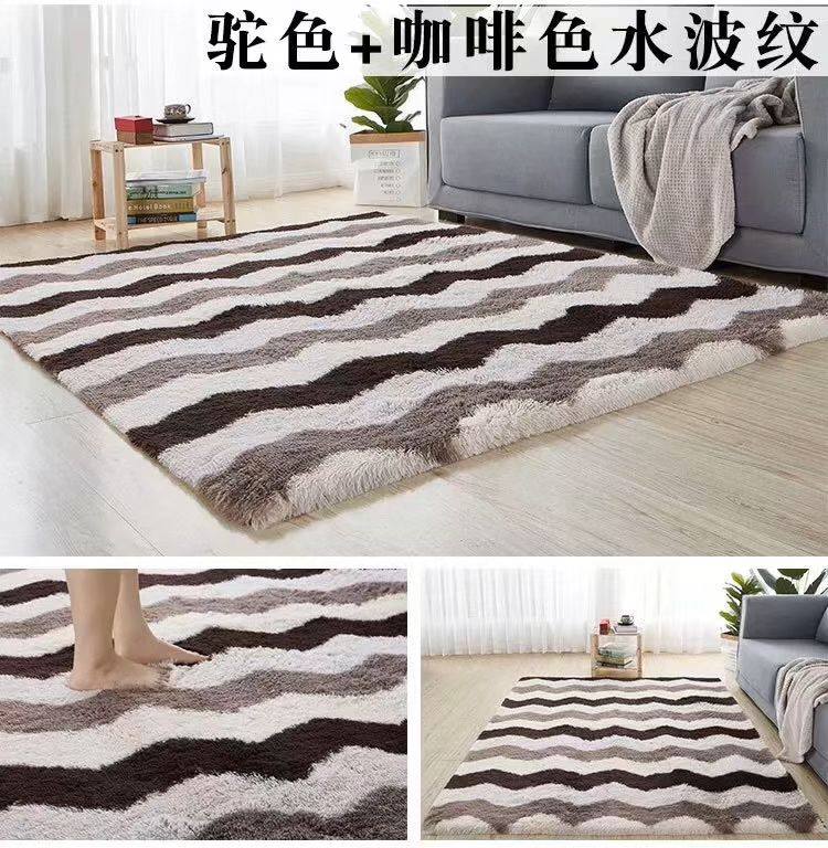 Velvet carpet 
Washing machine you can wash .
Good quality strong for long time !!
Size 160*210
120 dhs✅

Zain99
♥️♥️♥️