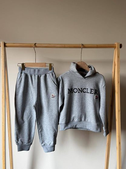 *New collection*
*Brand:MONCLER🔥*
*Super master quality 😍*
*Size:2/12years old*
290 dhs🪙🌨️

Zain261
♥️♥️♥️