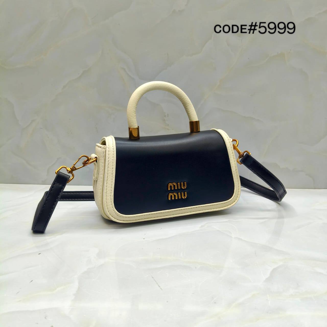 Miu Miu  ᴛᴏᴘ ʜᴀɴᴅ
ᴍᴀᴛᴛᴇ ʟᴇᴀᴛʜᴇʀ ᴍᴀᴛᴇʀɪᴀʟ
ᴡɪᴛʜ ʟᴏɴɢ ʙᴇʟᴛ sᴛʀᴀʟ
sɪᴢᴇ : 20 cm

65 dhs🪙💕

Zain31
♥️♥️♥️