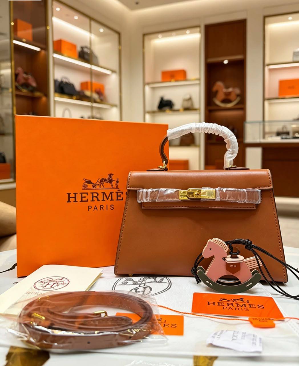Hermes 
100 dhs✅
with box 
Good quality

Zain07
♥️♥️♥️