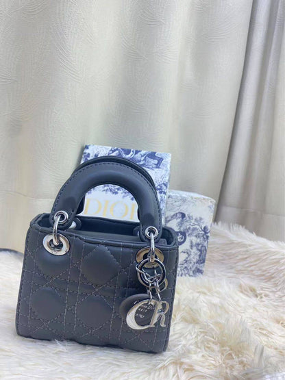 Dior 

100 dhs✅
with box
🎁🎁🎁

size 14×7×11cm

Zain42
♥️♥️♥️