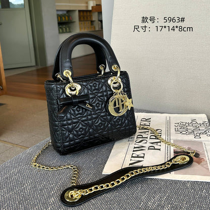 DIOR

best quality 
with box
130 dhs🇦🇪🇦🇪🇦🇪

size17CM
Zain290
♥️♥️♥️
