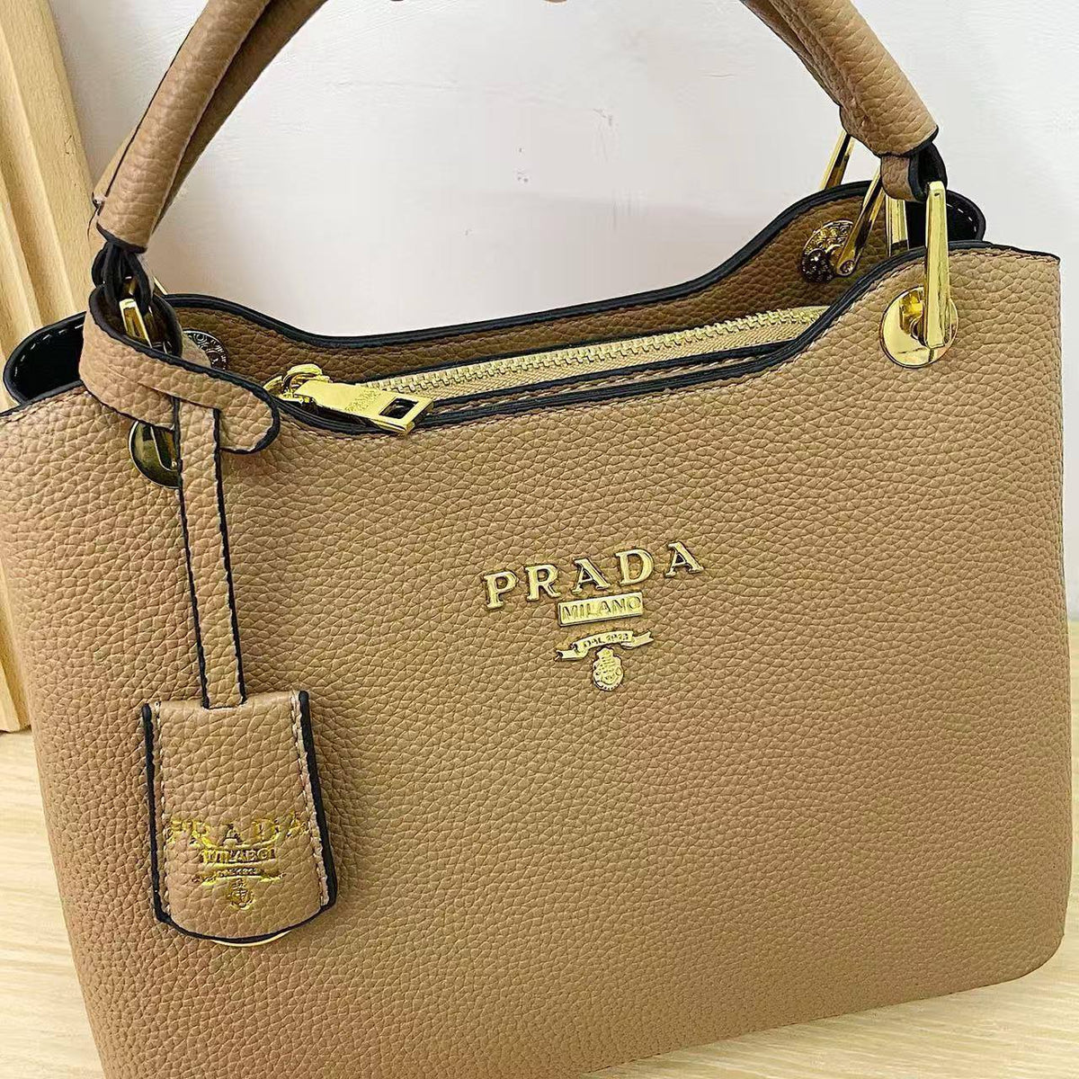Prada

24*18*12 cm

70 dhs🇦🇪🇦🇪

Zain17
♥️♥️♥️