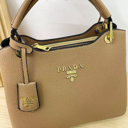 Prada

24*18*12 cm

70 dhs🇦🇪🇦🇪

Zain17
♥️♥️♥️