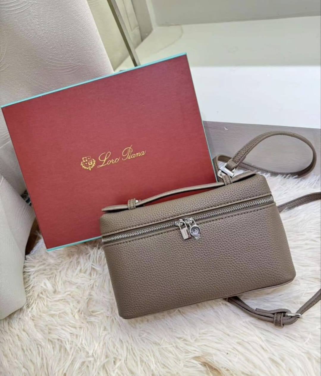 Loro Piana
withbox 
85 dhs🇦🇪🇦🇪

Zain143
♥️♥️♥️