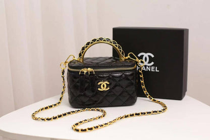 💗 Chanel hot design
1⃣️  First quality +🎁
Size : 17.5  * 11.5 cm
95 dhs✅
with box🎁

Zain115
♥️♥️♥️
