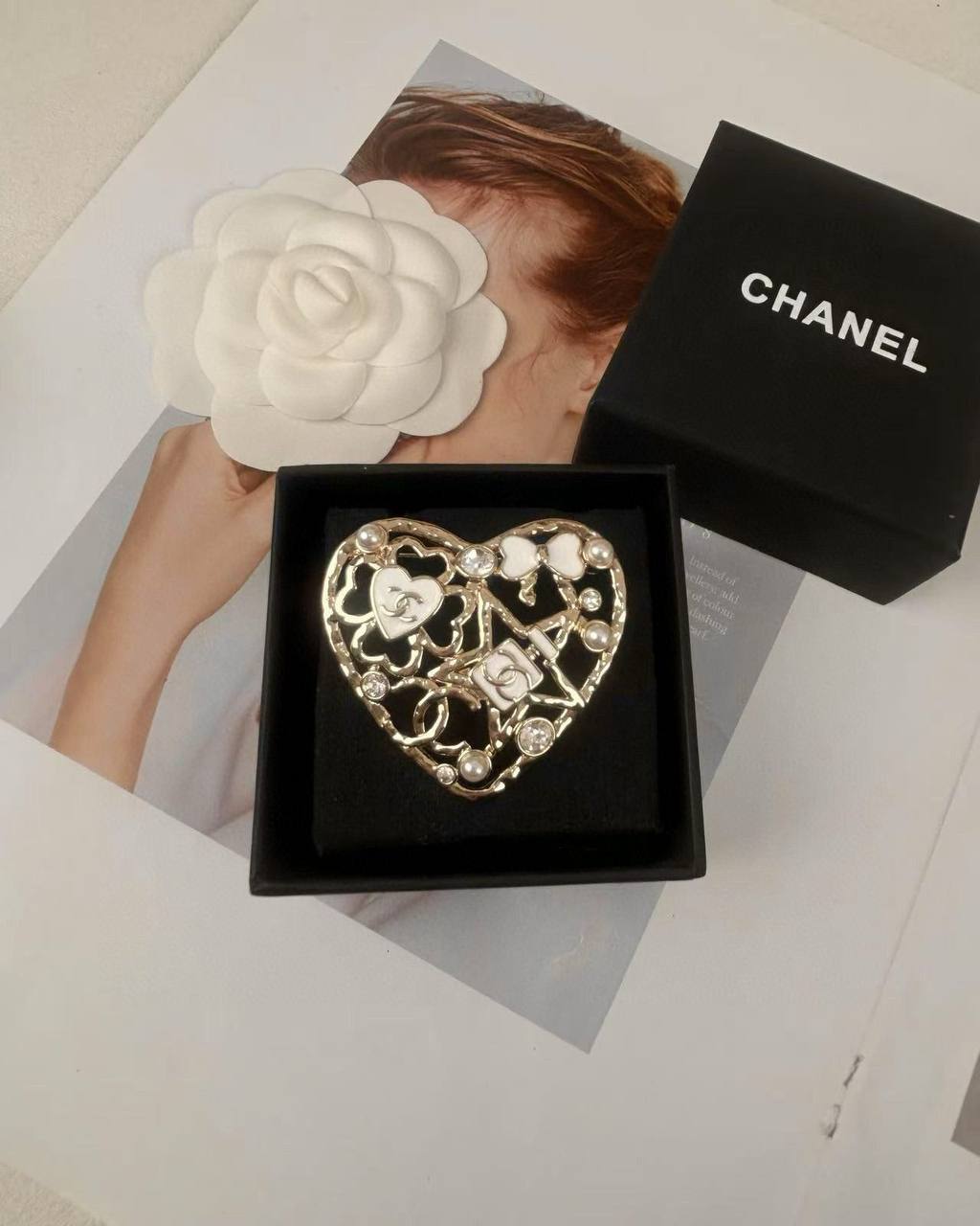 CHANEL BROOCH

MASTER ✨💫

75 DHS🇦🇪🇦🇪
 WITH BOX AND PAPER BAG🎁🛍️
Zain89
♥️♥️♥️