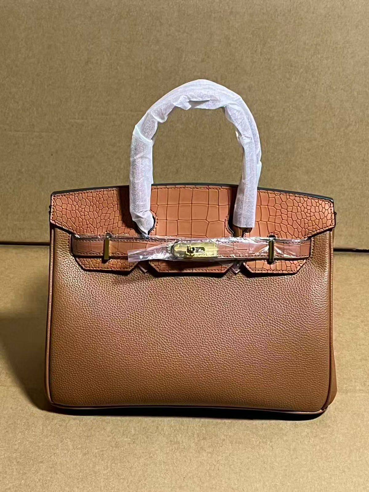 Hermes
 size 30 cm 
120 dhs❣️

Zain278
♥️♥️♥️