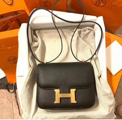 Hermes
good quality, comes 

with box, 
🎁🎁🎁

size... 23* 16 cm 

105 dhs🌺

Zain12
♥️♥️♥️