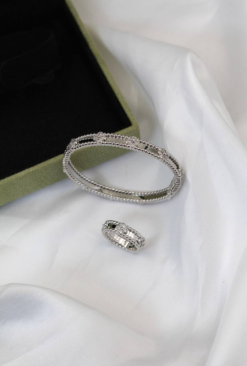 Van Cleef & Arpels* 
↗️ *#Super Master Quality*
Bangle available size 15,16,17,19
Ring available size 5,6,7,8,9
Gold , Silver & Chmpn Gold
With Normal Box
Bangle 170 dhs❤️
Ring 85 dhs❤️

With Original Box
Bangle 220 dhs❤️
Ring 150 dhs❤️

Zain106
♥️♥️♥️