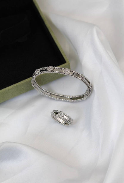 Van Cleef & Arpels* 
↗️ *#Super Master Quality*
Bangle available size 15,16,17,19
Ring available size 5,6,7,8,9
Gold , Silver & Chmpn Gold
With Normal Box
Bangle 170 dhs❤️
Ring 85 dhs❤️

With Original Box
Bangle 220 dhs❤️
Ring 150 dhs❤️

Zain106
♥️♥️♥️