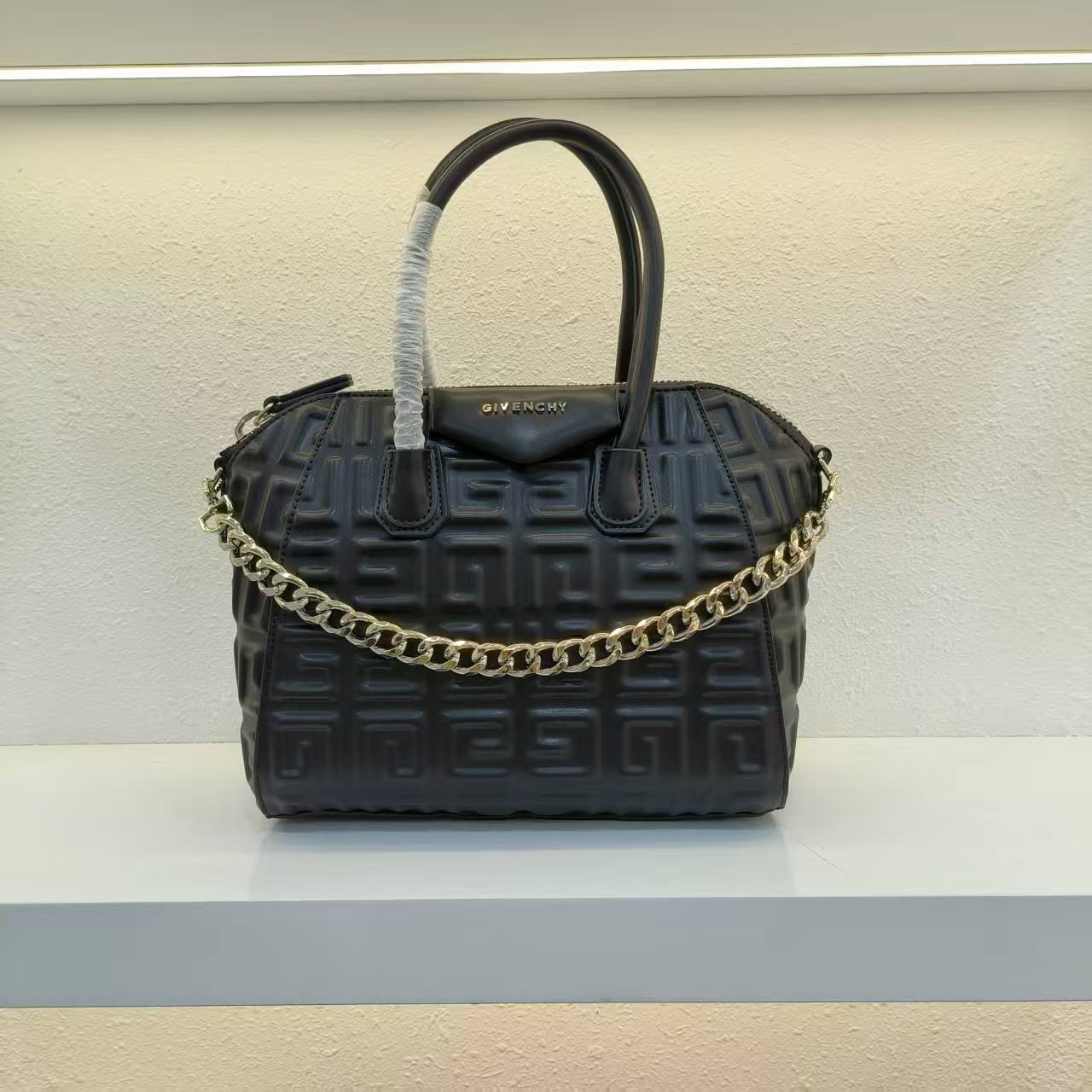 Givenchy
GOOD QUALITY 
120 dhs🪙🌨️

Zain200
♥️♥️♥️