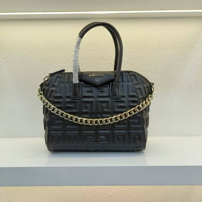 Givenchy
GOOD QUALITY 
120 dhs🪙🌨️

Zain200
♥️♥️♥️