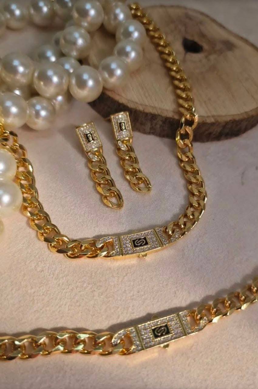 APM SET 
Necklace 🦋
Earring😍
Bracelet 👀
good quality 💯

With master box 📦 👍👍
70 dhs✅

Zain216
♥️♥️♥️