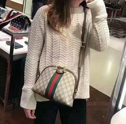 BOTTEGA
 NEW  CAME GOOD QUALITY 
WITH BOX 🎁🎁🎁

90 dhs✅

Zain39
♥️♥️♥️