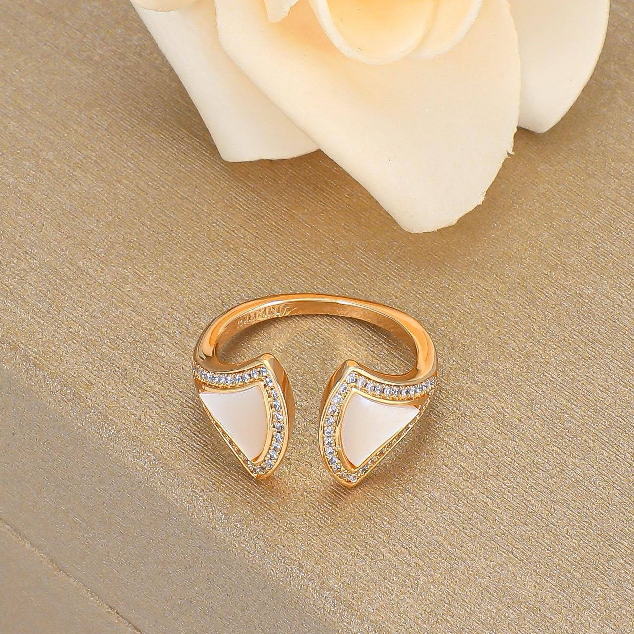 BVLGARI SET 🔥
Necklace 🌊
Earring 🦋
Bracelet 🍁
Ring 💍 free size ✨
With normal boxes 🗃️ 
170 dhs🪙🌨️
With master box 📦 
220 dhs🪙🌨️

Zain216
♥️♥️♥️