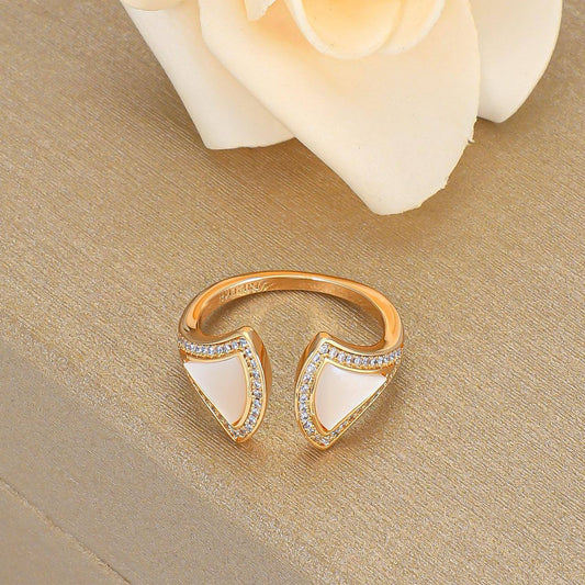 BVLGARI SET 🔥
Necklace 🌊
Earring 🦋
Bracelet 🍁
Ring 💍 free size ✨
With normal boxes 🗃️ 
170 dhs🪙🌨️
With master box 📦 
220 dhs🪙🌨️

Zain216
♥️♥️♥️