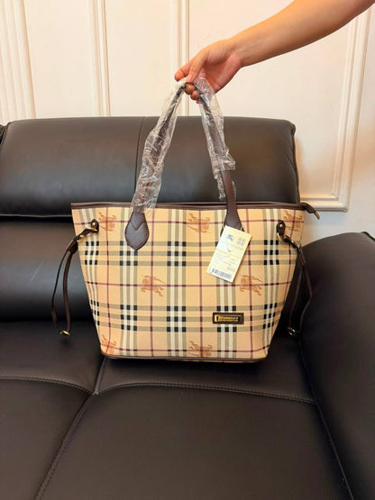 Burberry
100 dhs✅
size 46×16×29cm

Zain42
♥️♥️♥️