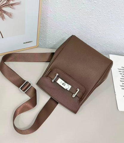HERMES 

NEW DESIGN 

GOOD QUALITY 

WITH BOX 

110 DHS🇦🇪🇦🇪🇦🇪
Zain295
♥️♥️♥️