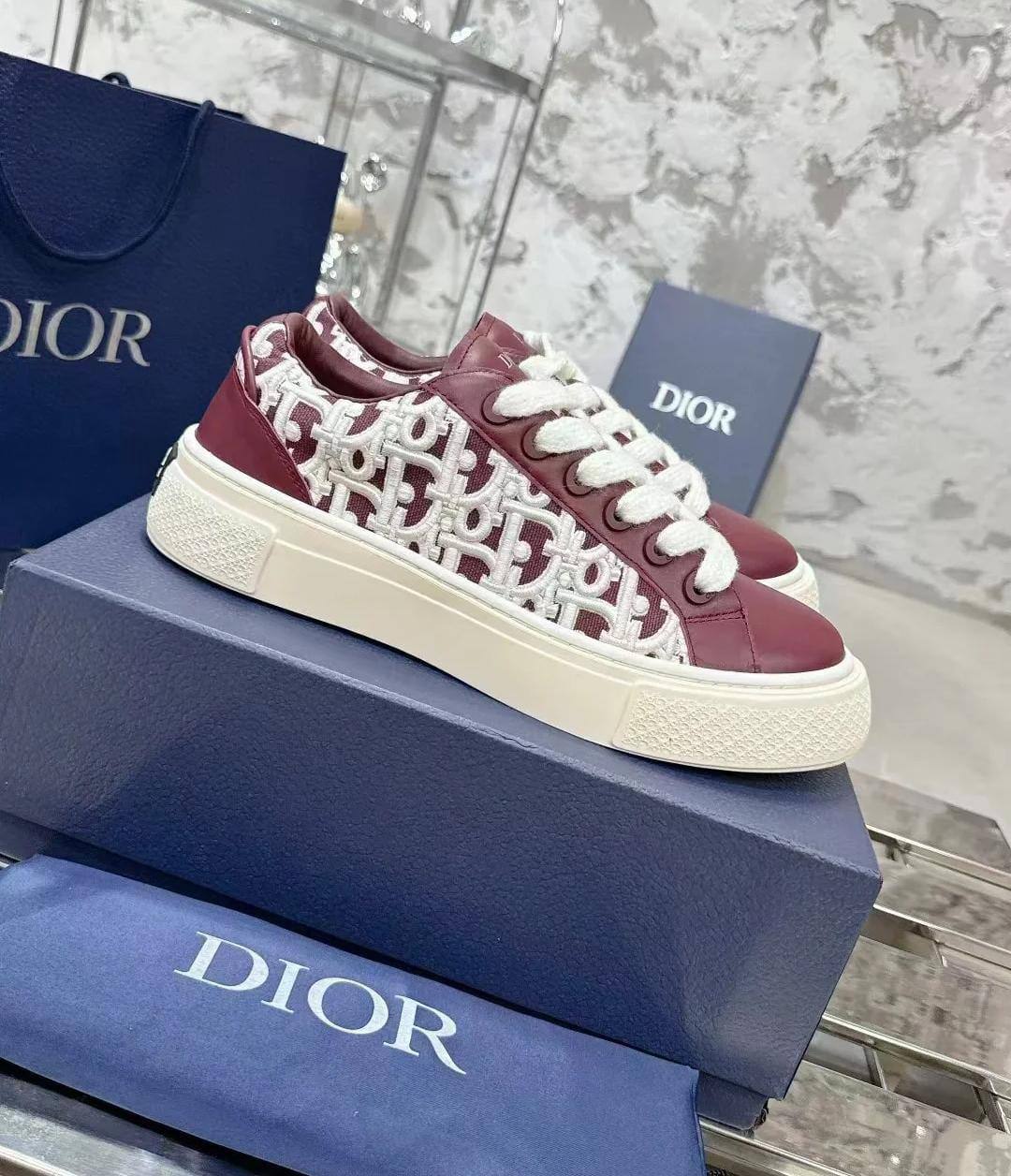 DIOR SHOES 
GOOD QUALITY 
Size 36 TO 41 
110 dhs🪙🌨️

Zain40
♥️♥️♥️