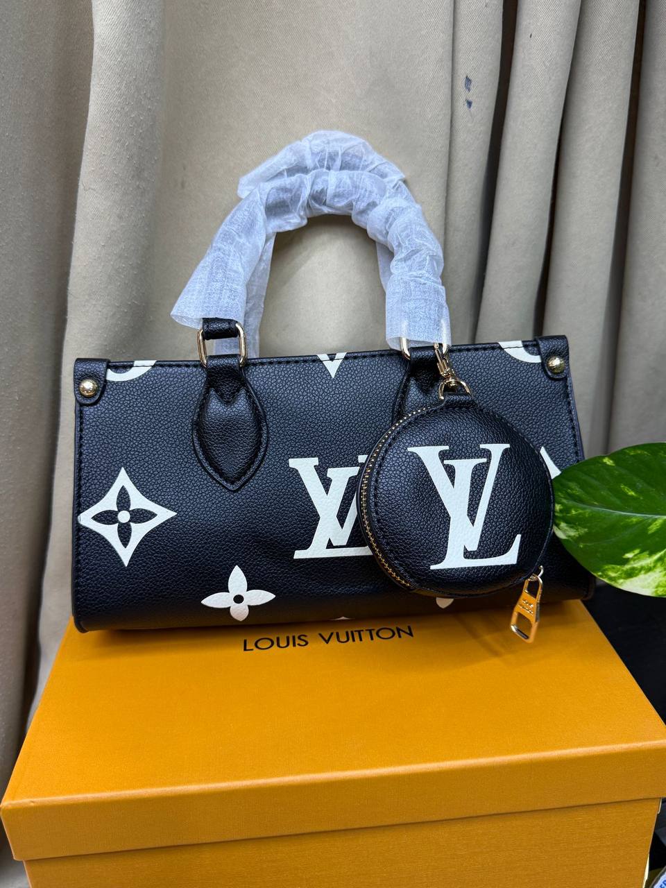 LV
QUALITY 💯
SIZE 26CM
110 dhs✅
WITH BOX 📦 

Zain70
♥️♥️♥️