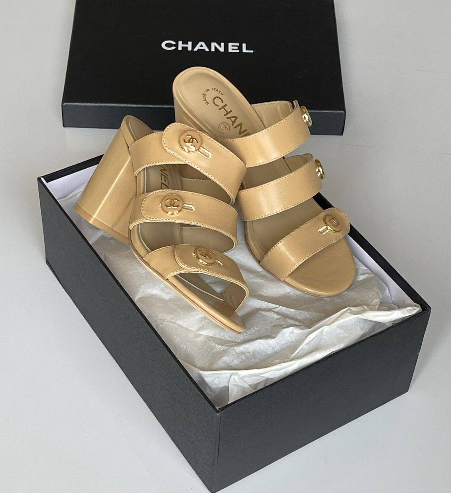 CHANEL 
SuperMaster Quality 💯
450 dhs❣️
Size: 36-41💥

Zain171
♥️♥️♥️